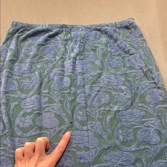 Elegant Blue and Green Patterned Skirt - Picture 10 of 10